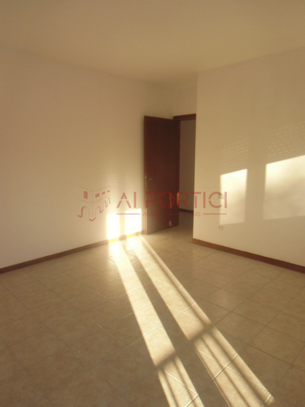 PIOVE DI SACCO - APPARTAMENTO non arredato sito al piano rialzato su palazzina di 8 unità, comoda...