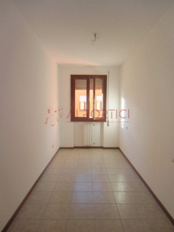 PIOVE DI SACCO - APPARTAMENTO non arredato sito al piano rialzato su palazzina di 8 unità, comoda...