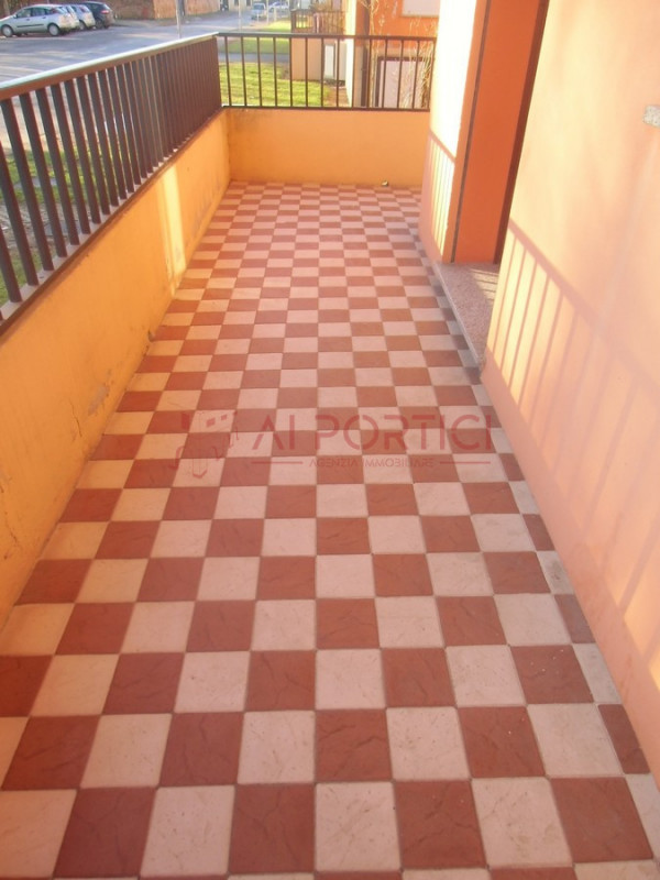 PIOVE DI SACCO - APPARTAMENTO non arredato sito al piano rialzato su palazzina di 8 unità, comoda...