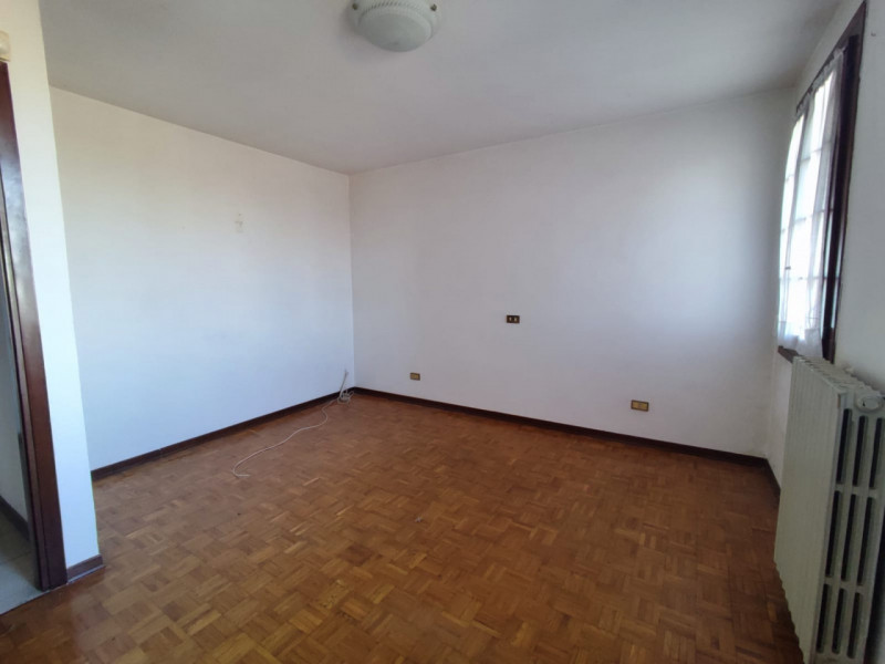 Proponiamo in vendita, nel Comune di Urbana, casa di 100 mq con laboratorio di 150 mq.
L'ampio la...