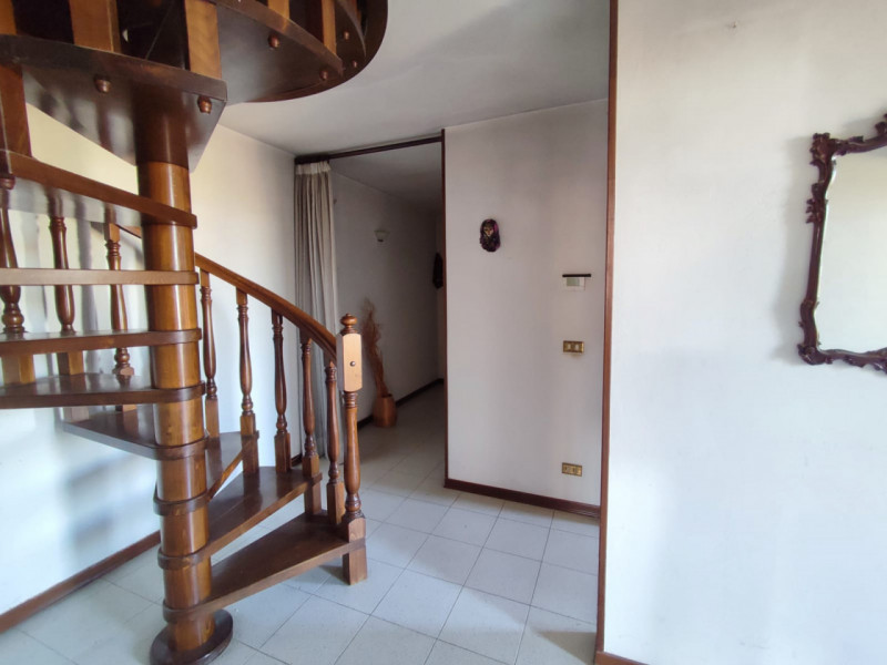 Proponiamo in vendita, nel Comune di Urbana, casa di 100 mq con laboratorio di 150 mq.
L'ampio la...