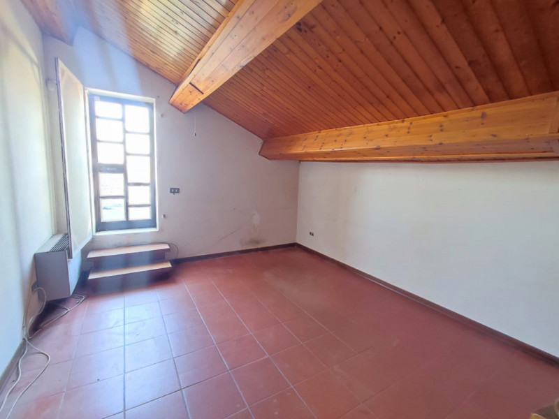 Proponiamo in vendita, nel Comune di Urbana, casa di 100 mq con laboratorio di 150 mq.
L'ampio la...