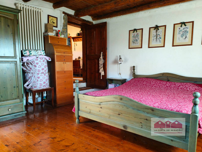 TORRESELLE: NELLA ZONA DI TORRESELLE, ORIENTATO A SUD, IN UNA TRANQUILLA CORTE POSIZIONE COLLINAR...