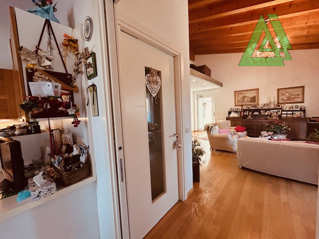 L' Agenzia Immobiliare IRIS propone in vendita luminoso e signorile attico in zona centrale a Cas...