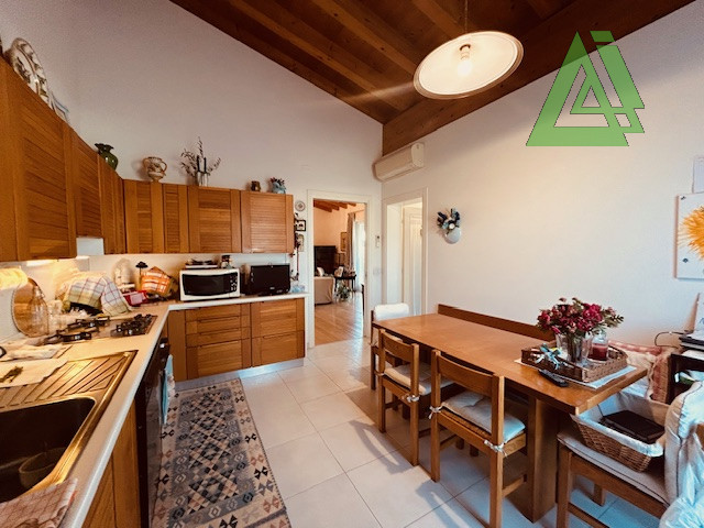 L' Agenzia Immobiliare IRIS propone in vendita luminoso e signorile attico in zona centrale a Cas...