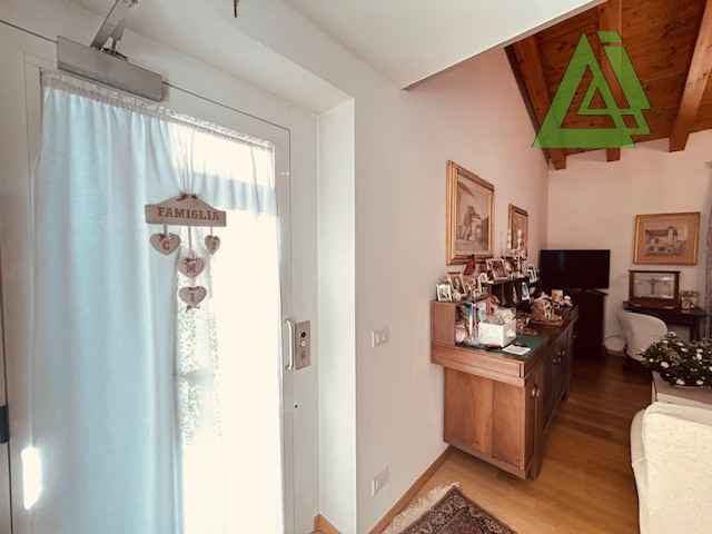 L' Agenzia Immobiliare IRIS propone in vendita luminoso e signorile attico in zona centrale a Cas...