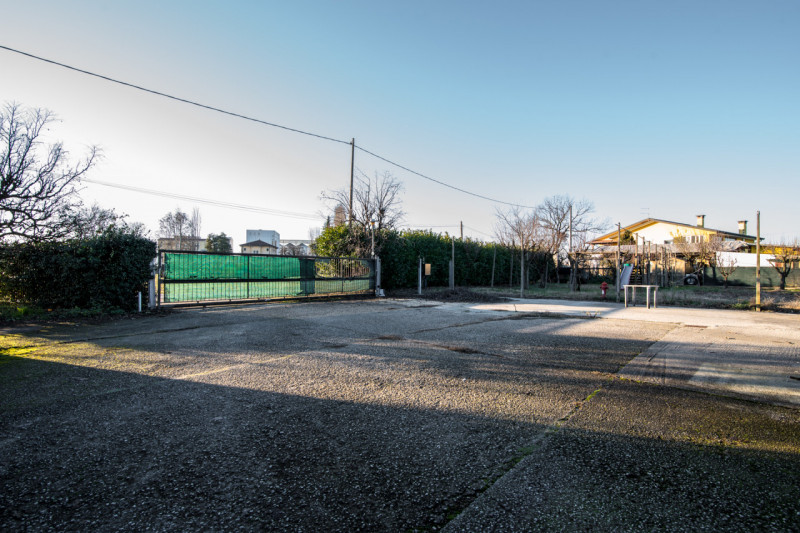 Scopri un'opportunità unica nel comune di Curtarolo, nella zona tranquilla di Santa Maria di Non....