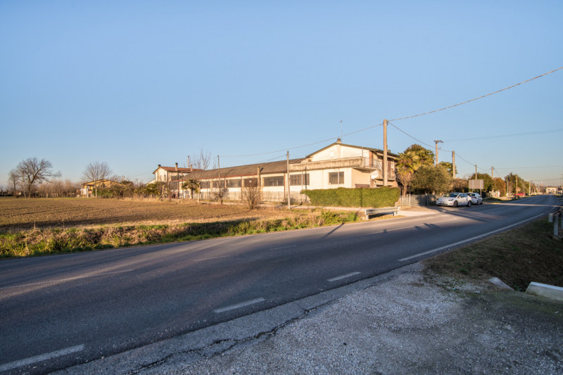 Scopri un'opportunità unica nel comune di Curtarolo, nella zona tranquilla di Santa Maria di Non....