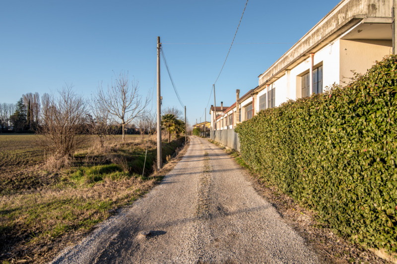 Scopri un'opportunità unica nel comune di Curtarolo, nella zona tranquilla di Santa Maria di Non....