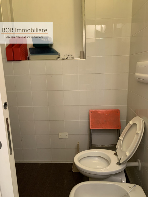 Proponiamo in vendita ufficio direzionale di buona presenza. Può anche avere una sala riunioni, u...