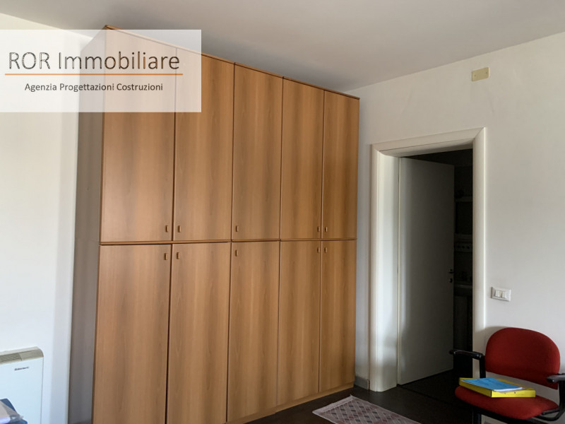 Proponiamo in vendita ufficio direzionale di buona presenza. Può anche avere una sala riunioni, u...