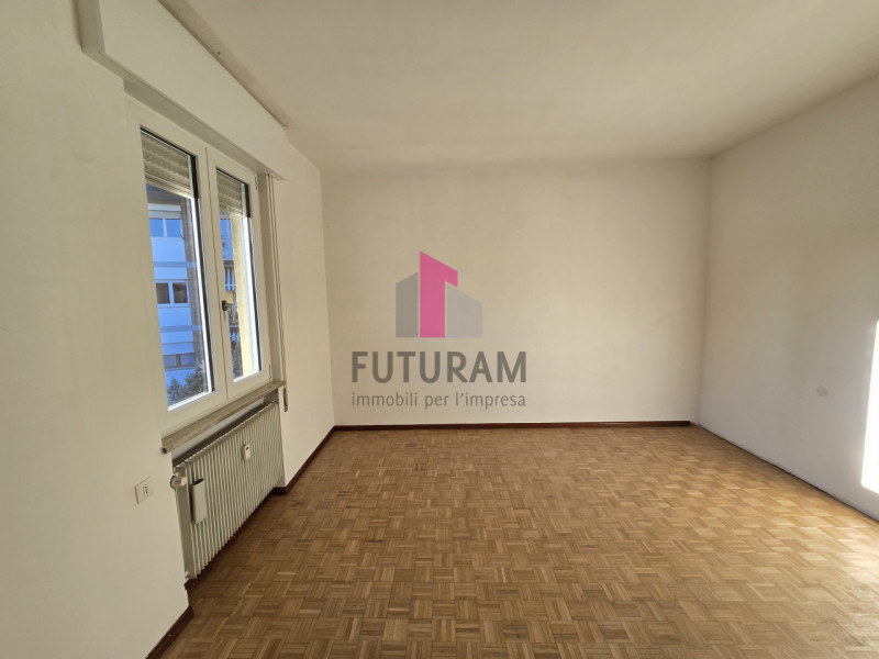 VICENZA RIF.041MAT Tel: 0444310220 - 3403358378

In esclusiva, proponiamo in affitto un ampio app...