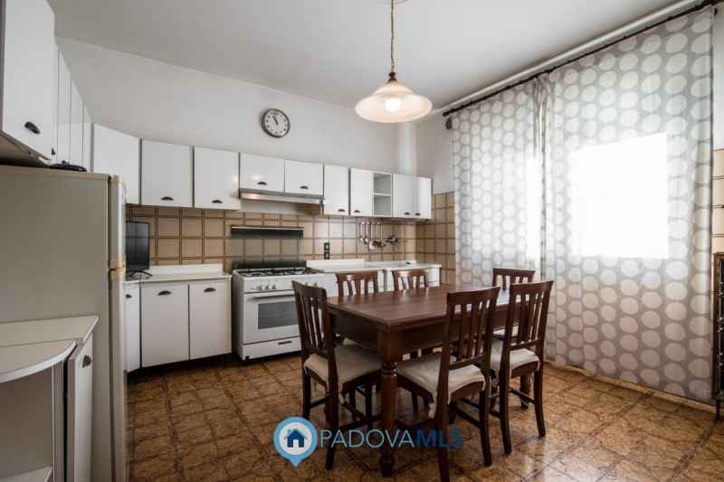 Padova zona Terranegra introvabile bifamiliare con oltre 2500mq di terreno. In zona molto tranqui...