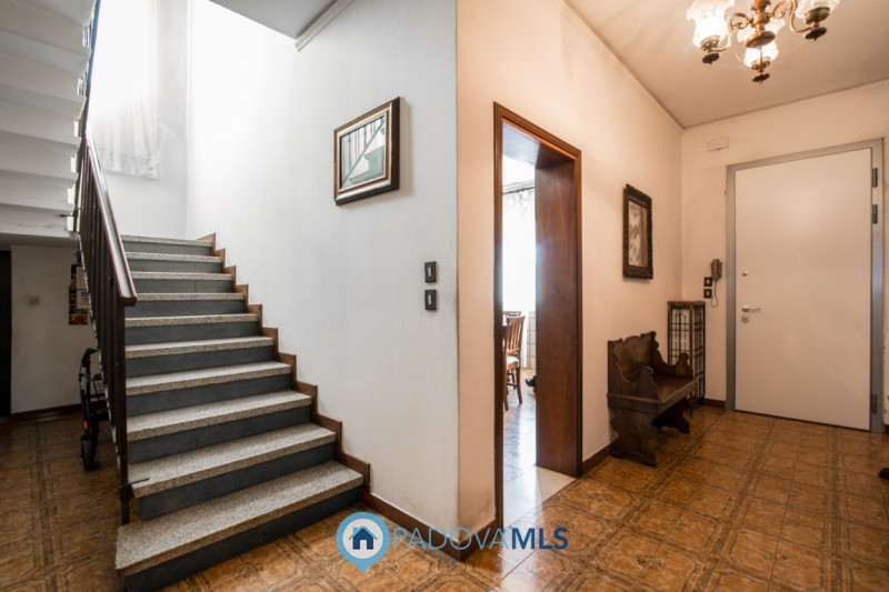 Padova zona Terranegra introvabile bifamiliare con oltre 2500mq di terreno. In zona molto tranqui...