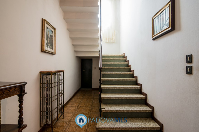 Padova zona Terranegra introvabile bifamiliare con oltre 2500mq di terreno. In zona molto tranqui...