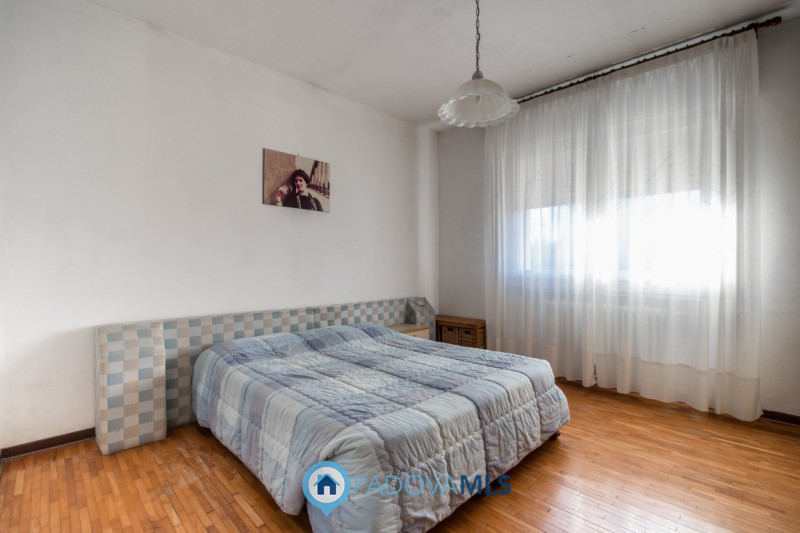 Padova zona Terranegra introvabile bifamiliare con oltre 2500mq di terreno. In zona molto tranqui...