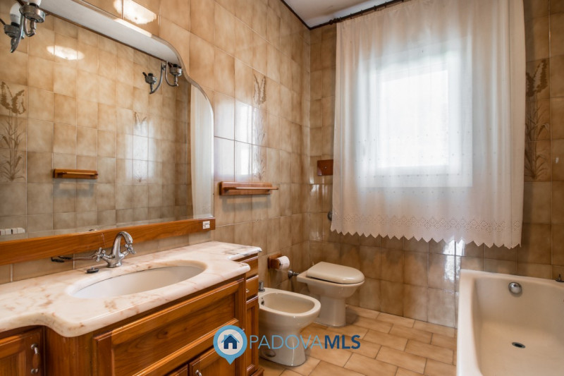 Padova zona Terranegra introvabile bifamiliare con oltre 2500mq di terreno. In zona molto tranqui...