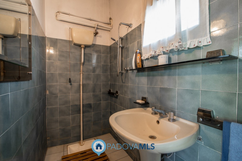 Padova zona Terranegra introvabile bifamiliare con oltre 2500mq di terreno. In zona molto tranqui...