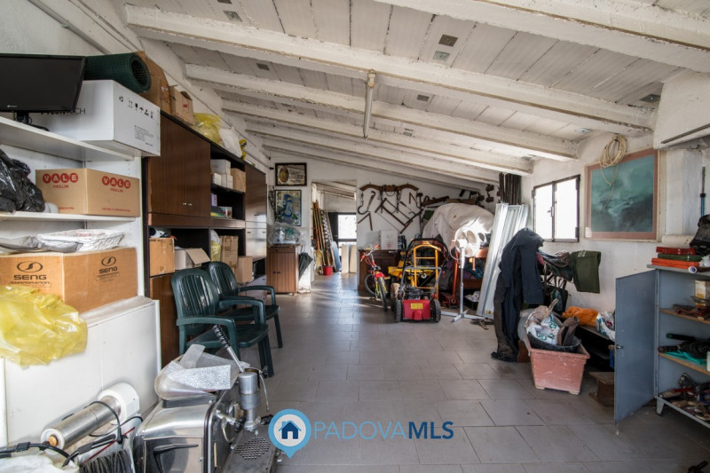 Padova zona Terranegra introvabile bifamiliare con oltre 2500mq di terreno. In zona molto tranqui...