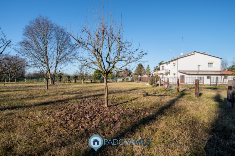 Padova zona Terranegra introvabile bifamiliare con oltre 2500mq di terreno. In zona molto tranqui...