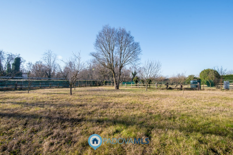 Padova zona Terranegra introvabile bifamiliare con oltre 2500mq di terreno. In zona molto tranqui...