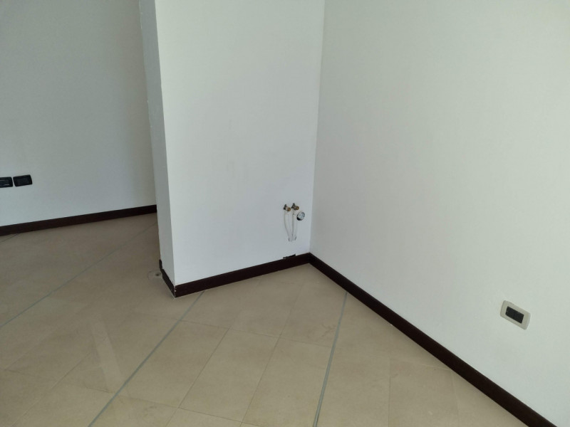 Sito in pieno centro a Campodoro proponiamo in Vendita Negozio al Piano Terra con vetrina affacci...