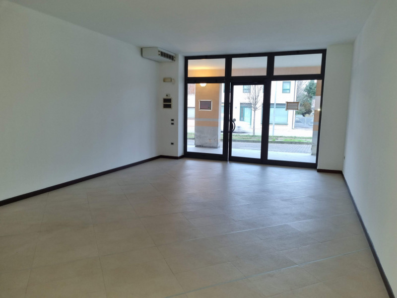Sito in pieno centro a Campodoro proponiamo in Vendita Negozio al Piano Terra con vetrina affacci...