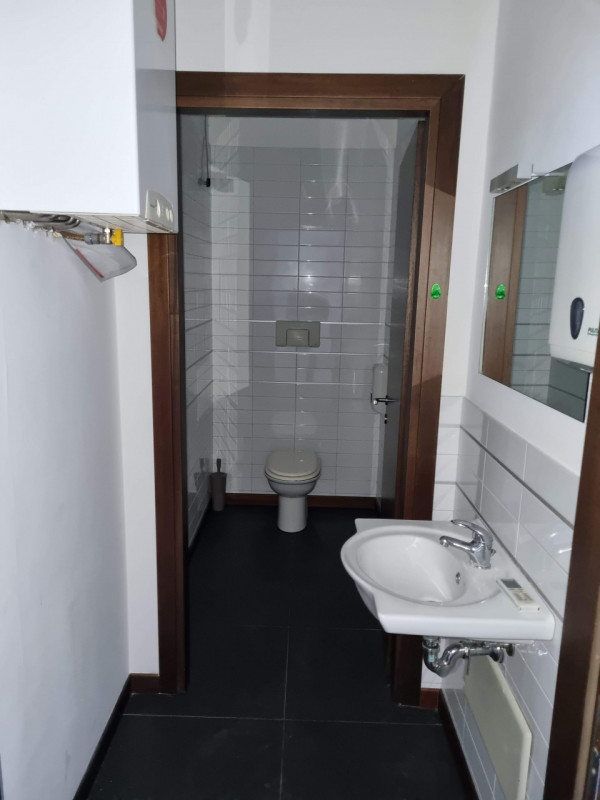 Sito in pieno centro a Campodoro proponiamo in Vendita Negozio al Piano Terra con vetrina affacci...