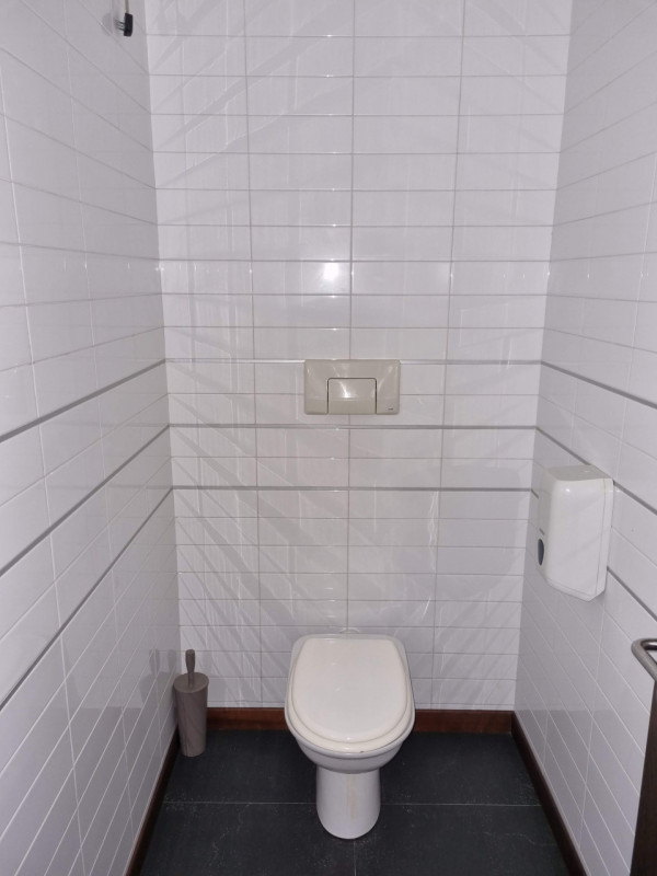 Sito in pieno centro a Campodoro proponiamo in Vendita Negozio al Piano Terra con vetrina affacci...