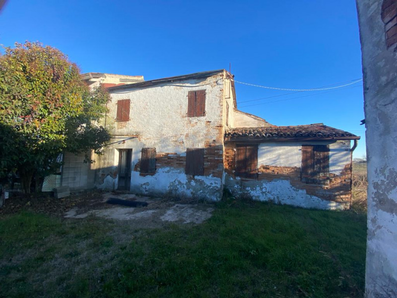 Rif. R135 - A Tribano, in posizione appartata ma comoda alla viabilità ed al centro cittadino pro...