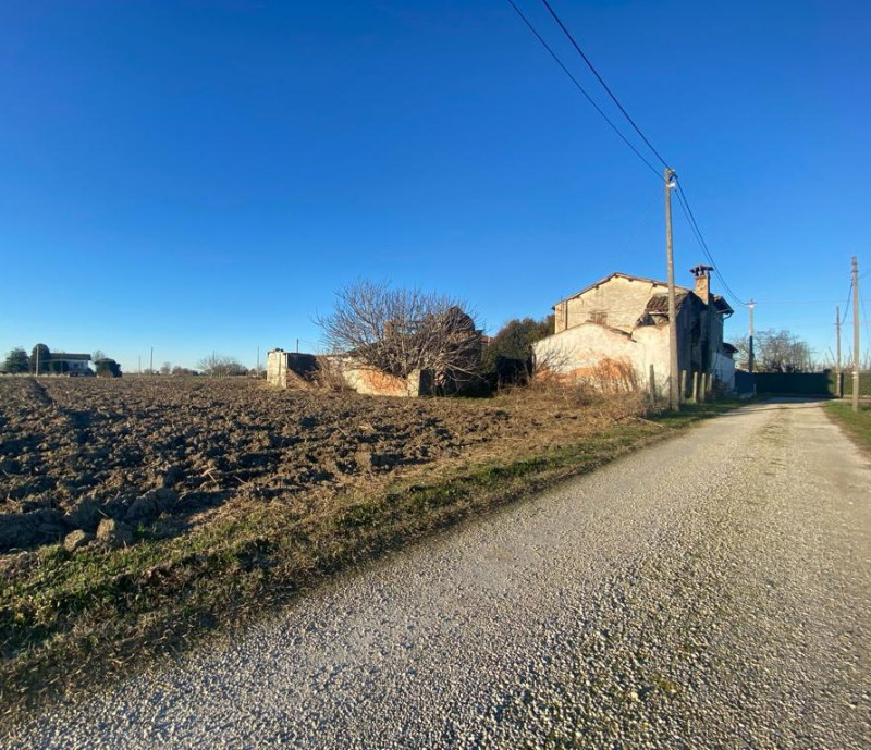 Rif. R135 - A Tribano, in posizione appartata ma comoda alla viabilità ed al centro cittadino pro...