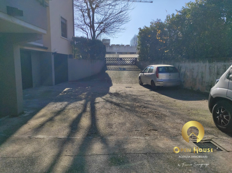 OPEN HOUSE by Franco Savegnago propone in locazione appartamento Bicamere Ristrutturato con 5 pos...