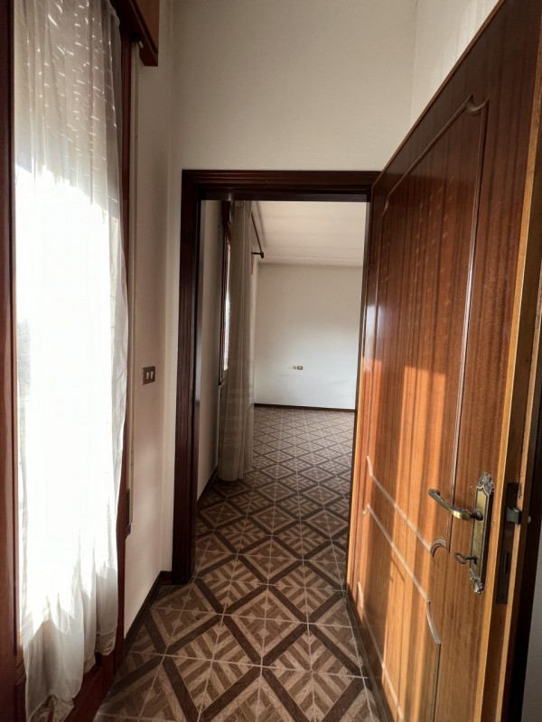 COMPOSIZIONE:
proponiamo villetta a schiera con ingresso indipendente, composto da ingresso con s...