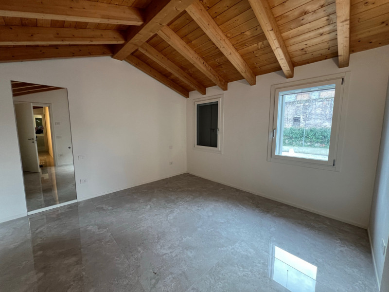 Casa singola comoda a tutti i servizi! Si sviluppa tutta al piano terra con ingresso su soggiorno...