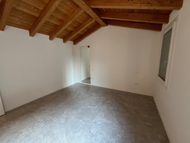 Casa singola comoda a tutti i servizi! Si sviluppa tutta al piano terra con ingresso su soggiorno...