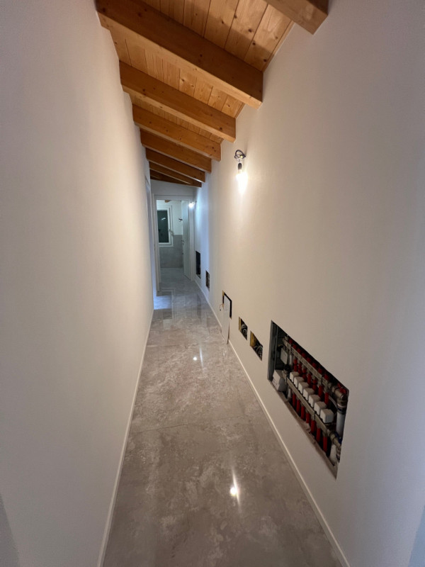 Casa singola comoda a tutti i servizi! Si sviluppa tutta al piano terra con ingresso su soggiorno...