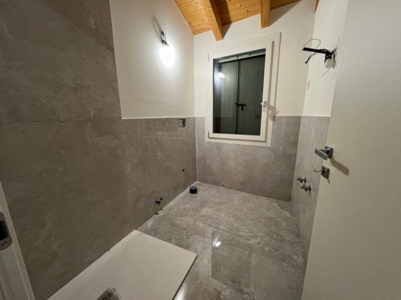 Casa singola comoda a tutti i servizi! Si sviluppa tutta al piano terra con ingresso su soggiorno...