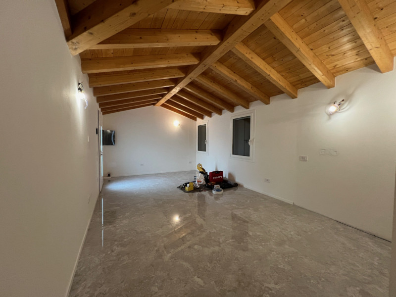 Casa singola comoda a tutti i servizi! Si sviluppa tutta al piano terra con ingresso su soggiorno...