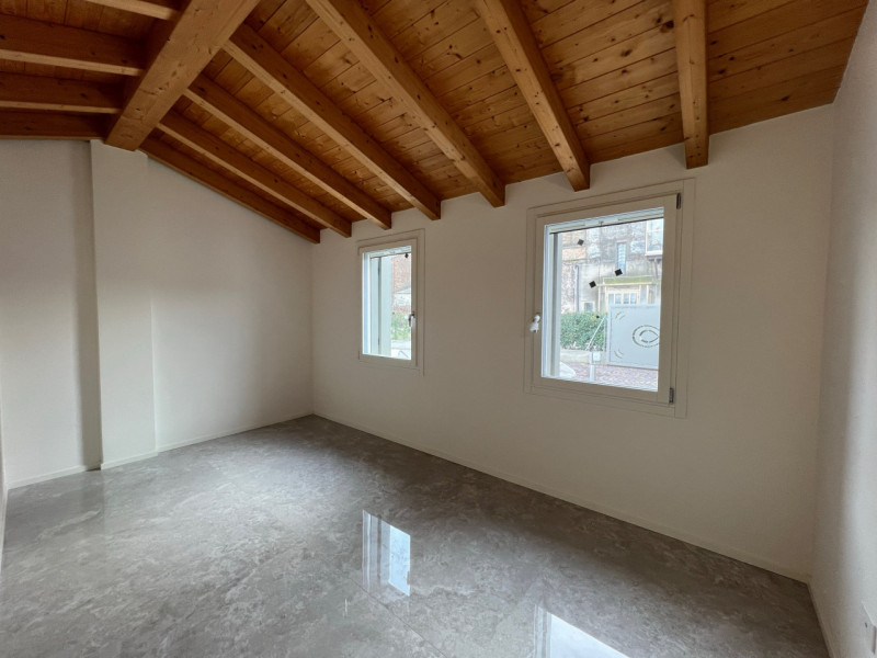 Casa singola comoda a tutti i servizi! Si sviluppa tutta al piano terra con ingresso su soggiorno...