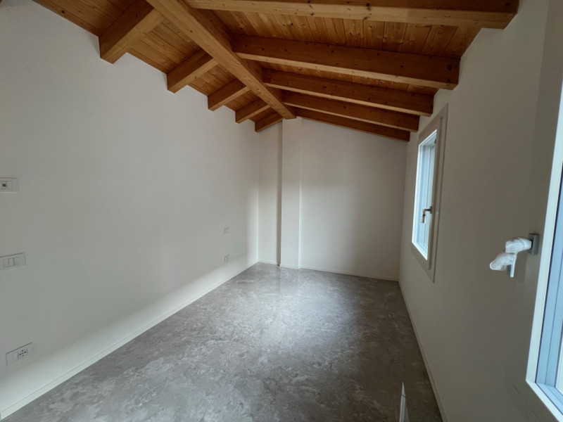 Casa singola comoda a tutti i servizi! Si sviluppa tutta al piano terra con ingresso su soggiorno...