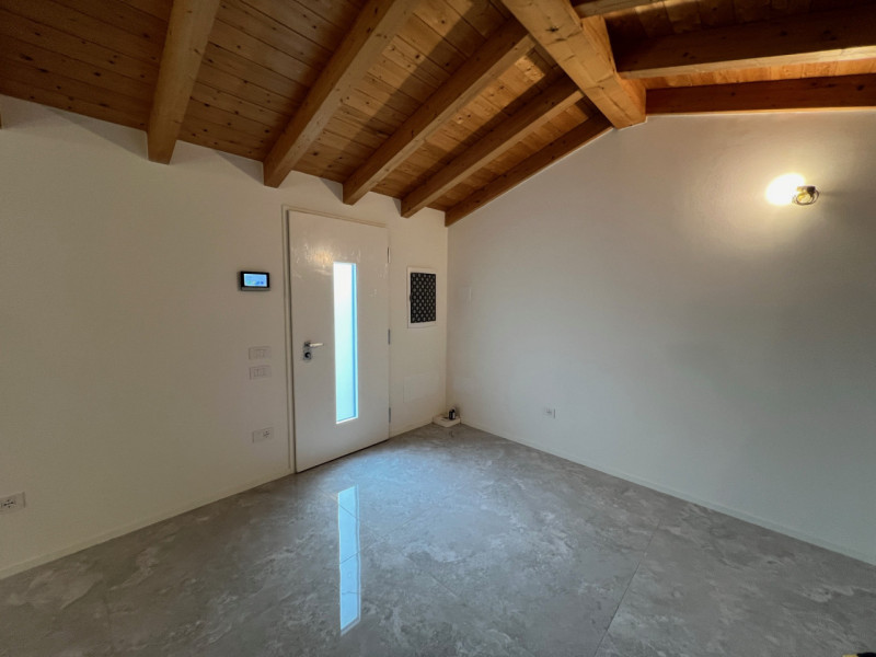 Casa singola comoda a tutti i servizi! Si sviluppa tutta al piano terra con ingresso su soggiorno...