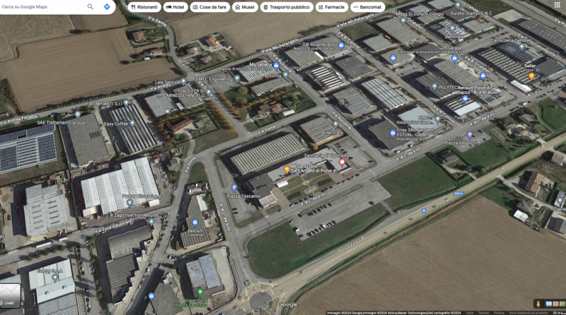 Lungo la trafficata strada statale che collega Padova a Piove di Sacco strada Romea, splendido ne...