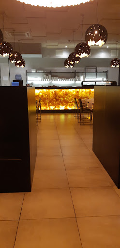 Lungo la trafficata strada statale che collega Padova a Piove di Sacco strada Romea, splendido ne...