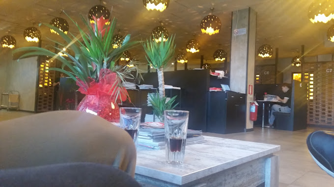 Lungo la trafficata strada statale che collega Padova a Piove di Sacco strada Romea, splendido ne...