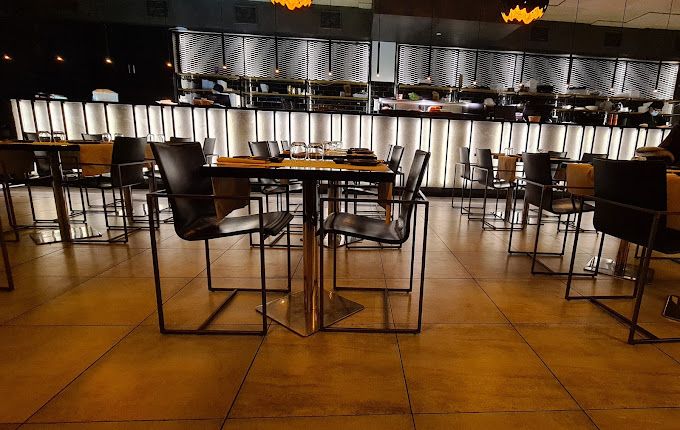 Lungo la trafficata strada statale che collega Padova a Piove di Sacco strada Romea, splendido ne...