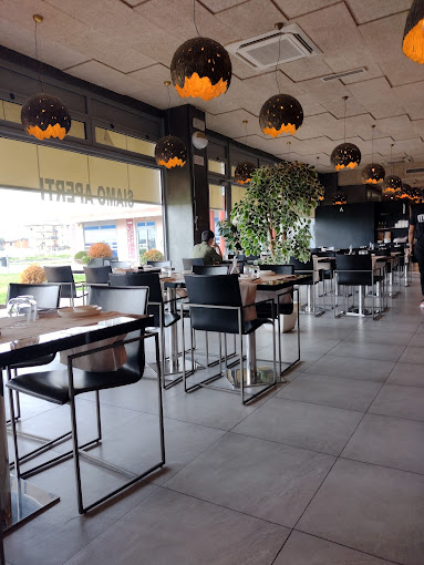 Lungo la trafficata strada statale che collega Padova a Piove di Sacco strada Romea, splendido ne...