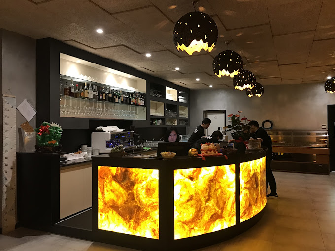 Lungo la trafficata strada statale che collega Padova a Piove di Sacco strada Romea, splendido ne...