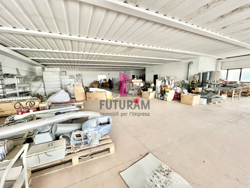 SANDRIGO - RIF.130BRU-FUTURAM PER INFO 0444/310220 - 392/9183796

IN ZONA INDUSTRIALE, SI PROPONE...