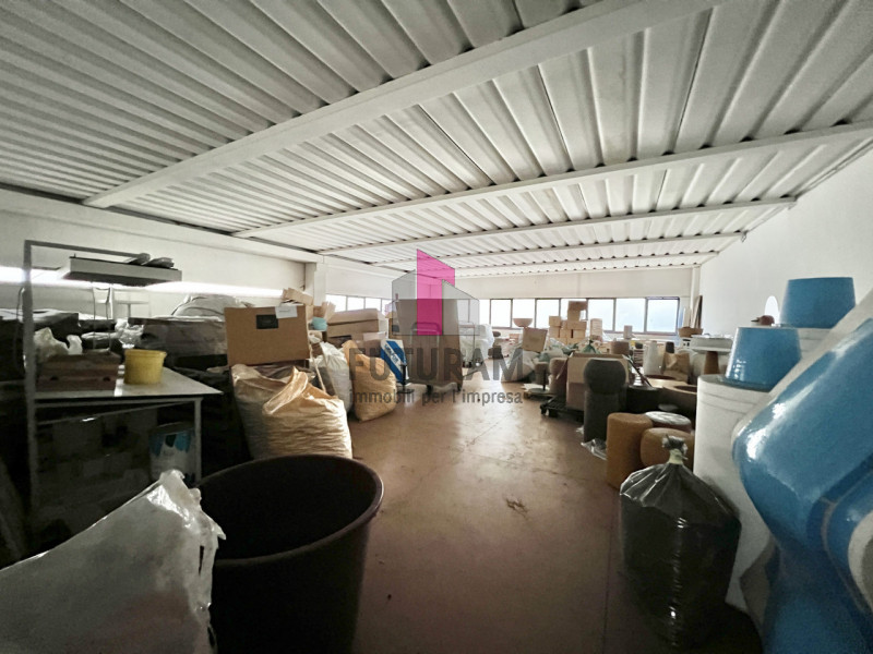 SANDRIGO - RIF.130BRU-FUTURAM PER INFO 0444/310220 - 392/9183796

IN ZONA INDUSTRIALE, SI PROPONE...