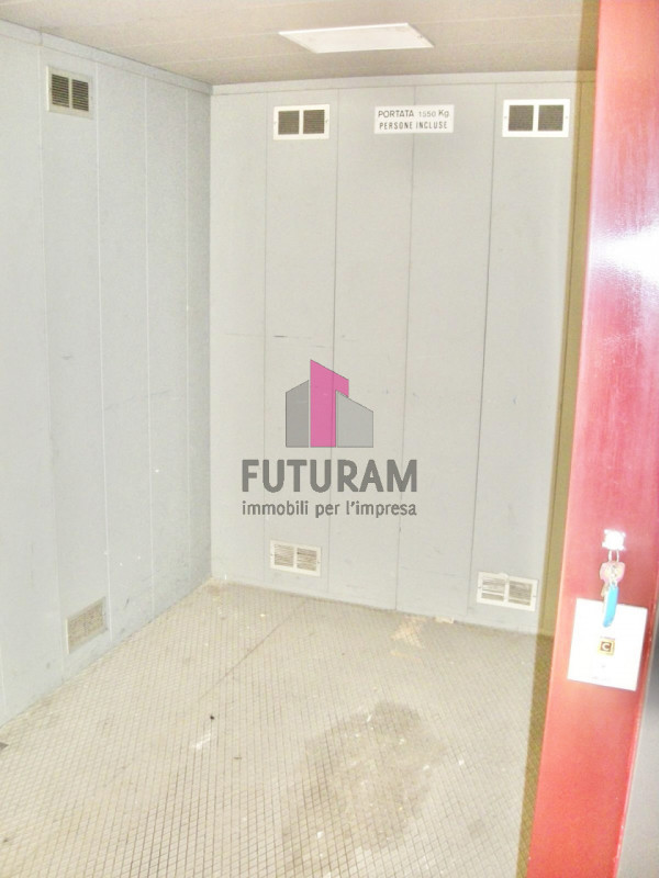 SANDRIGO - RIF.130BRU-FUTURAM PER INFO 0444/310220 - 392/9183796

IN ZONA INDUSTRIALE, SI PROPONE...